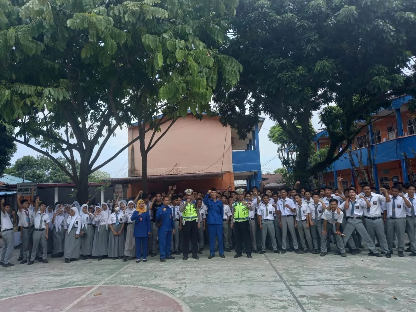 Police Goes To School Sat Lantas Polresta Deli Serdang, Sampaikan Himbauan Kamtibmas Kepada Pelajar. Police Goes To School Sat Lantas Polresta Deli Serdang, Sampaikan Himbauan Kamtibmas Kepada Pelajar.