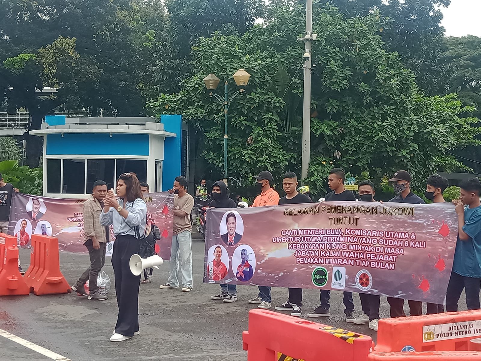 Relawan Pemenangan Jokowi Demo Istana Negara Tuntut Dirut Utama PT Pertamina dan Menteri BUMN Diganti
