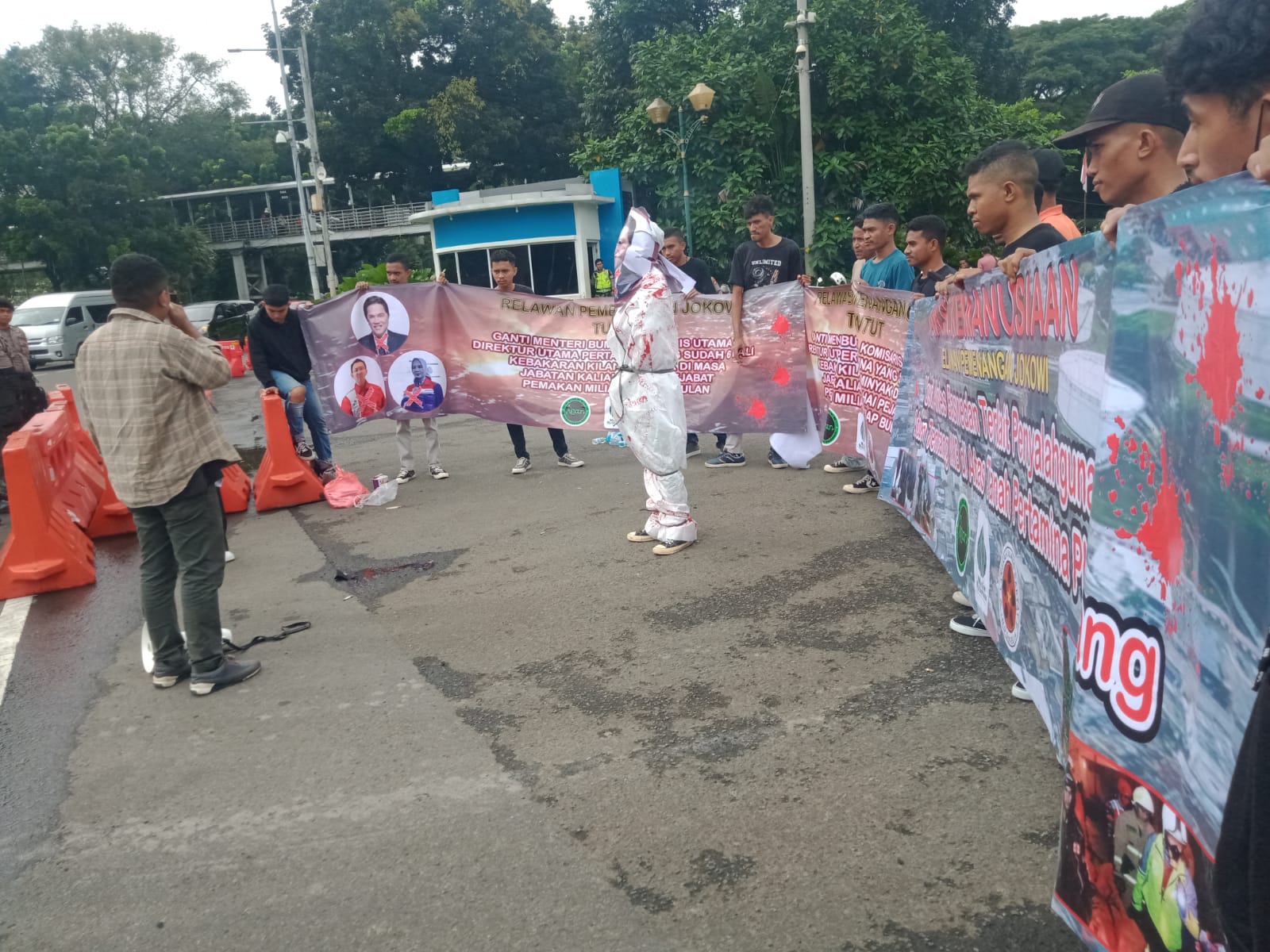 Relawan Pemenangan Jokowi Demo Istana Negara Tuntut Dirut Utama PT Pertamina dan Menteri BUMN Diganti