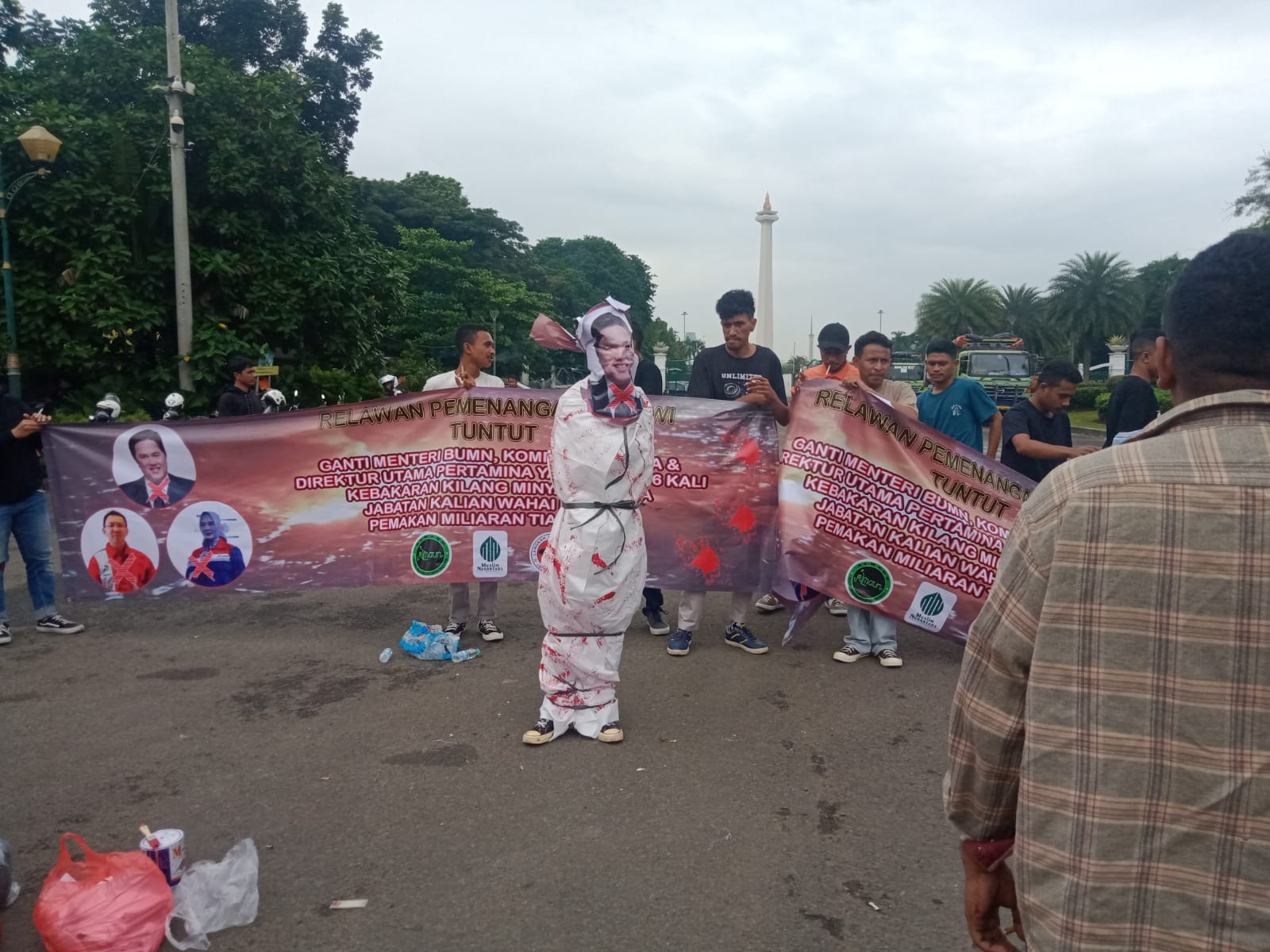 Relawan Pemenangan Jokowi Demo Istana Negara Tuntut Dirut Utama PT Pertamina dan Menteri BUMN Diganti