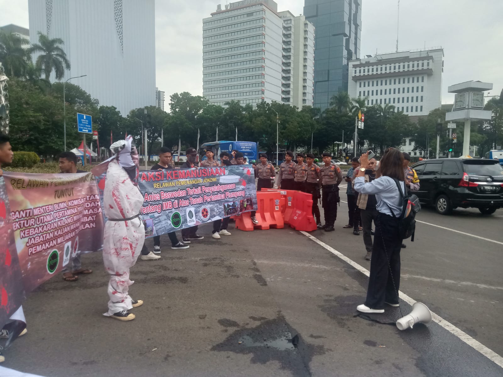 Relawan Pemenangan Jokowi Demo Istana Negara Tuntut Dirut Utama PT Pertamina dan Menteri BUMN Diganti