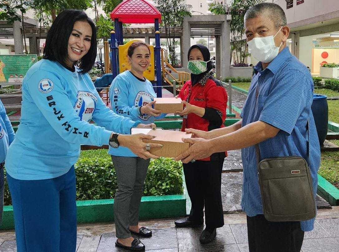 Syafrudin Budiman Bersama Perempuan Relawan Erick Thohir (ETOR) Bagikan Nasi Kotak Puasa di Kalibata Syafrudin Budiman Bersama Perempuan Relawan Erick Thohir (ETOR) Bagikan Nasi Kotak Puasa di Kalibata