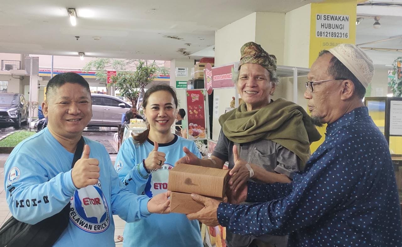 Syafrudin Budiman Bersama Perempuan Relawan Erick Thohir (ETOR) Bagikan Nasi Kotak Puasa di Kalibata Syafrudin Budiman Bersama Perempuan Relawan Erick Thohir (ETOR) Bagikan Nasi Kotak Puasa di Kalibata