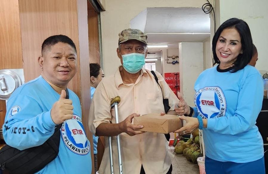Syafrudin Budiman Bersama Perempuan Relawan Erick Thohir (ETOR) Bagikan Nasi Kotak Puasa di Kalibata Syafrudin Budiman Bersama Perempuan Relawan Erick Thohir (ETOR) Bagikan Nasi Kotak Puasa di Kalibata