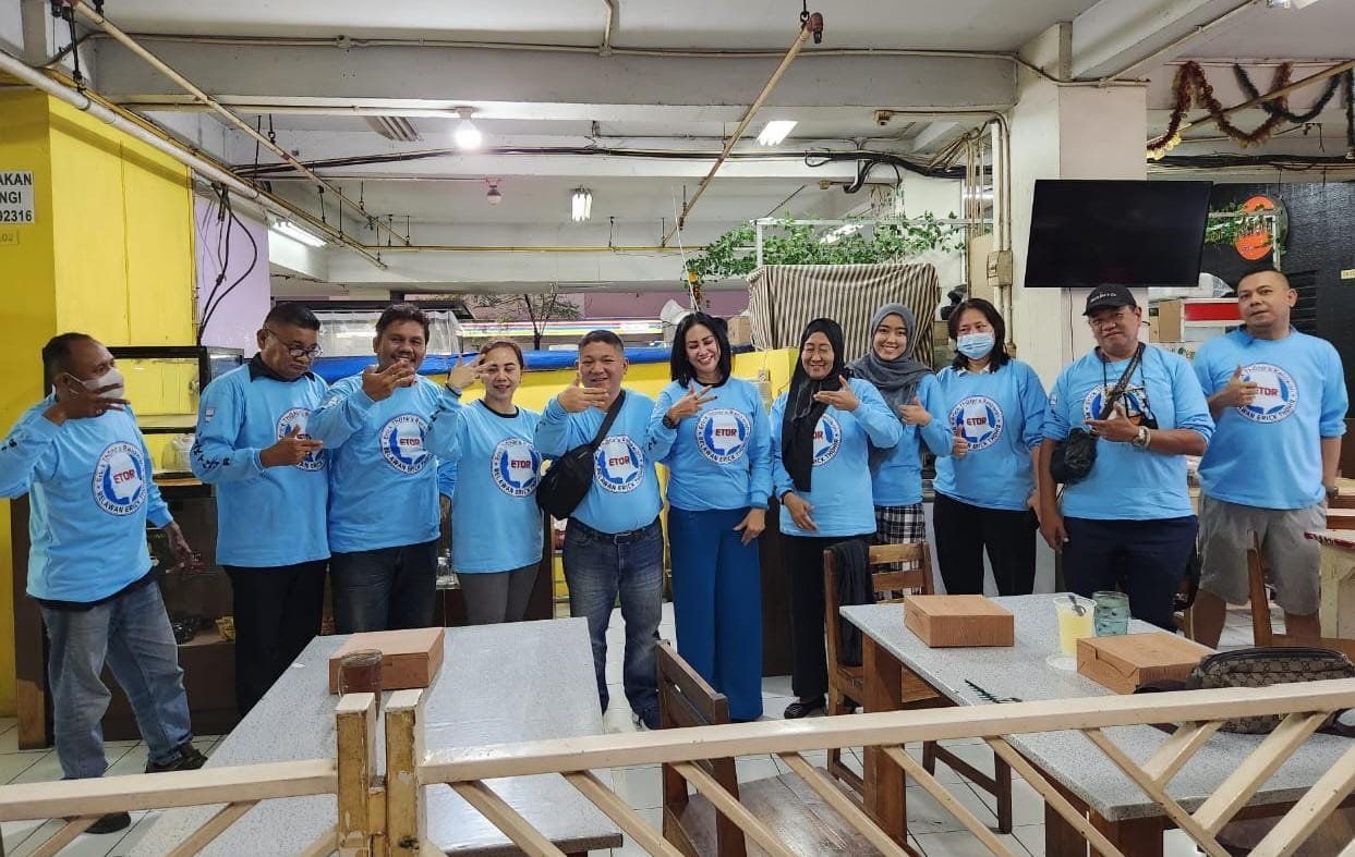 Syafrudin Budiman Bersama Perempuan Relawan Erick Thohir (ETOR) Bagikan Nasi Kotak Puasa di Kalibata Syafrudin Budiman Bersama Perempuan Relawan Erick Thohir (ETOR) Bagikan Nasi Kotak Puasa di Kalibata