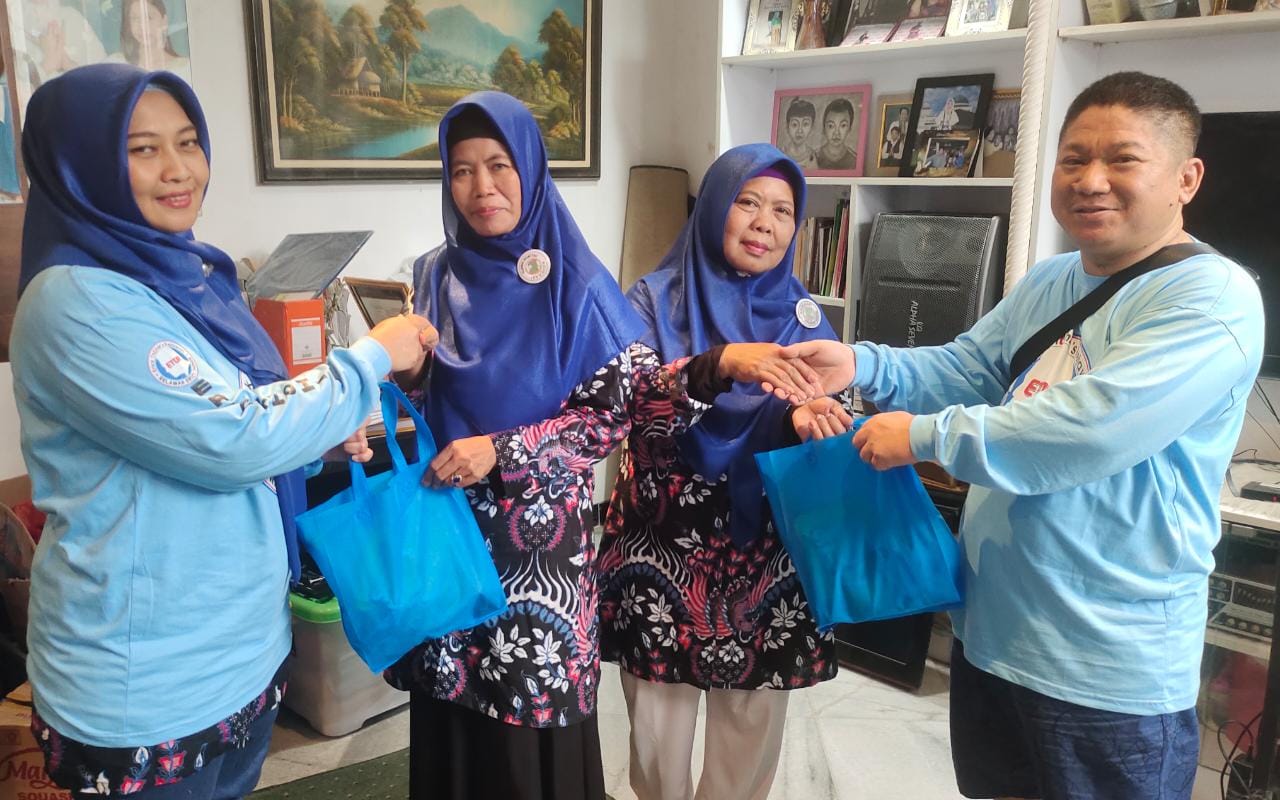 Sesi ke II Berkah Ramadhan, Relawan Erick Thohir (ETOR) Bagi-Bagi Bingkisan di Cakung Jakarta Timur 