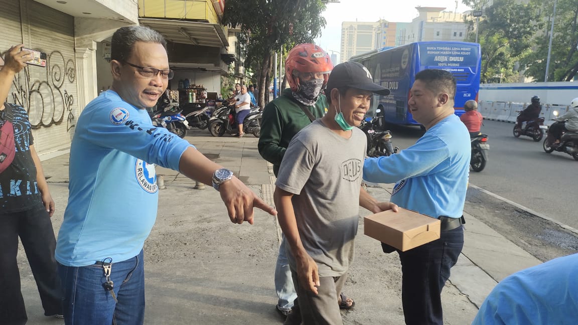 Sinergitas Relawan ETOR dan Tim Bacaleg PAN DPRD Propinsi DKI Jakarta Bagi-Bagi Nasi Kotak Buka Puasa