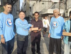 Sinergitas Relawan ETOR dan Tim Bacaleg PAN DPRD Propinsi DKI Jakarta Bagi-Bagi Nasi Kotak Buka Puasa