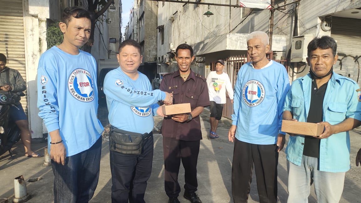 Sinergitas Relawan ETOR dan Tim Bacaleg PAN DPRD Propinsi DKI Jakarta Bagi-Bagi Nasi Kotak Buka Puasa