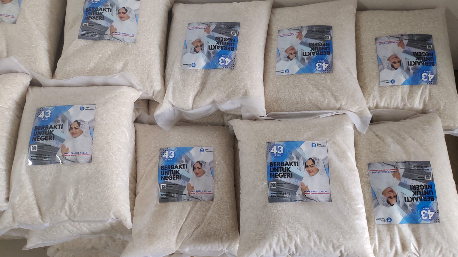 Crazy Rich Solo Diah Warih Bagi-Bagi Beras 1 Ton Saat HUT ke 43 dan Pendirian Perhimpunan UKM Indonesia Crazy Rich Solo Diah Warih Bagi-Bagi Beras 1 Ton Saat HUT ke 43 dan Pendirian Perhimpunan UKM Indonesia