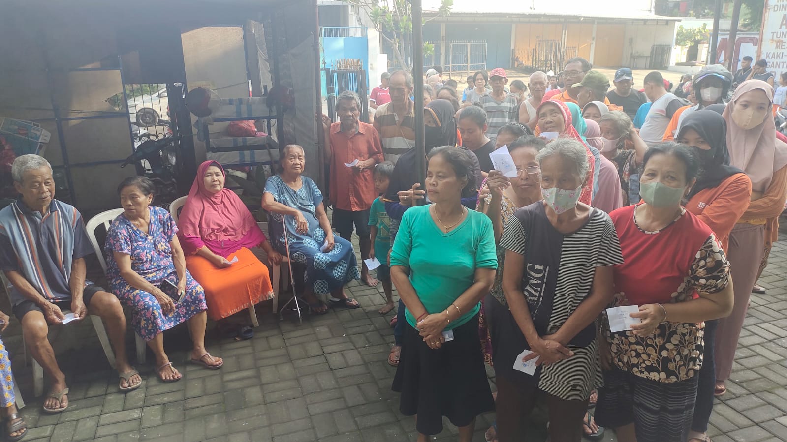 Crazy Rich Solo Diah Warih Bagi-Bagi Beras 1 Ton Saat HUT ke 43 dan Pendirian Perhimpunan UKM Indonesia Crazy Rich Solo Diah Warih Bagi-Bagi Beras 1 Ton Saat HUT ke 43 dan Pendirian Perhimpunan UKM Indonesia