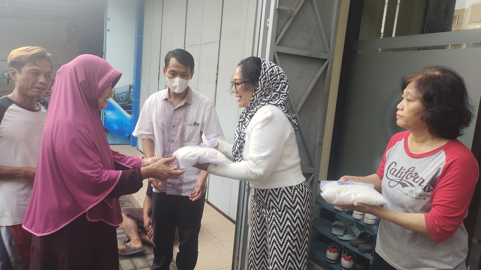 Crazy Rich Solo Diah Warih Bagi-Bagi Beras 1 Ton Saat HUT ke 43 dan Pendirian Perhimpunan UKM Indonesia Crazy Rich Solo Diah Warih Bagi-Bagi Beras 1 Ton Saat HUT ke 43 dan Pendirian Perhimpunan UKM Indonesia