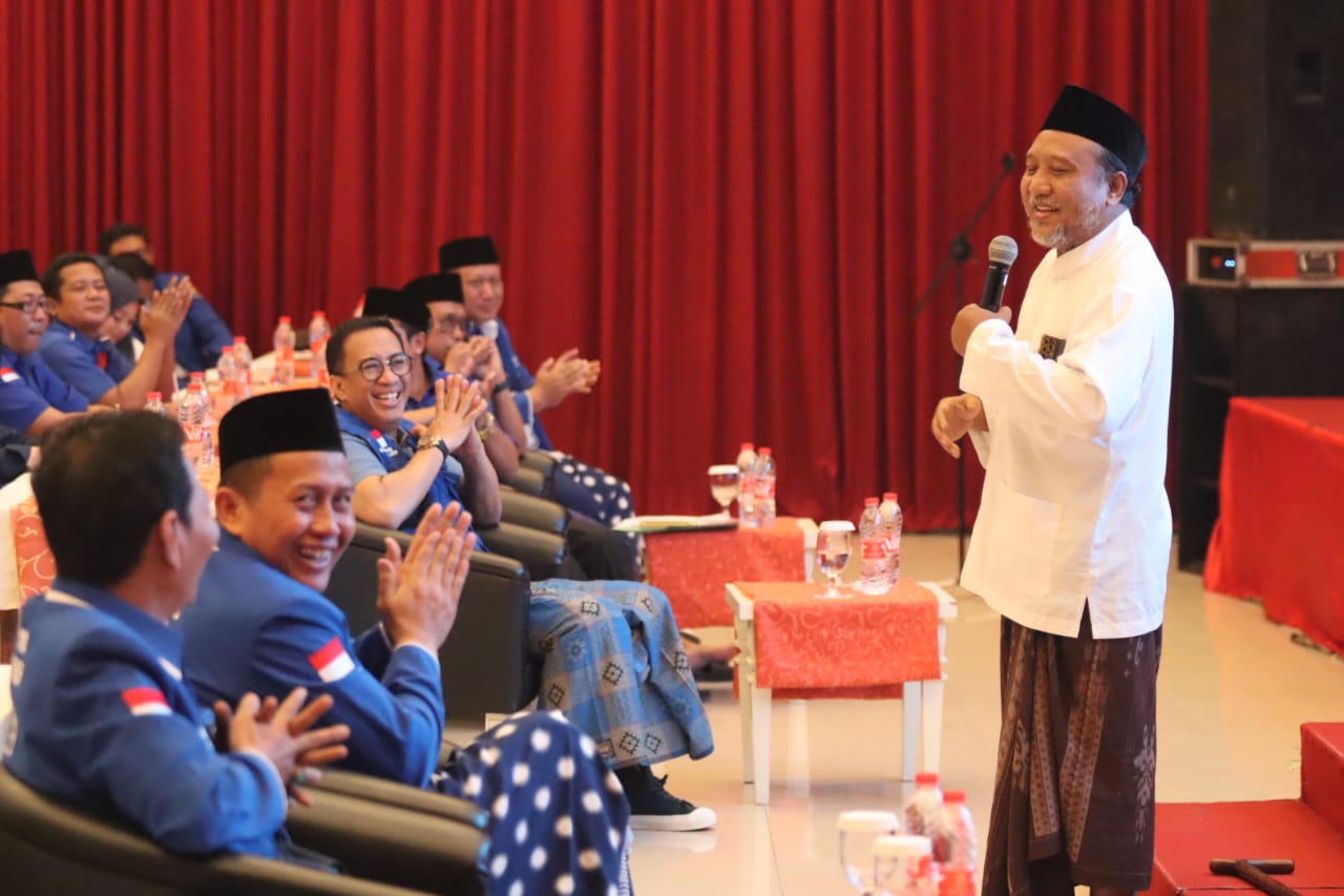 Pengurus DPW PAN Road Show Keliling Jawa Timur Mantapkan Konsolidasi Internal Pengurus DPW PAN Road Show Keliling Jawa Timur Mantapkan Konsolidasi Internal