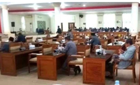 Mirisss...!! Saat Rapat Paripurna, Anggota DPRD OI Diduga Malah Asyik Main HP