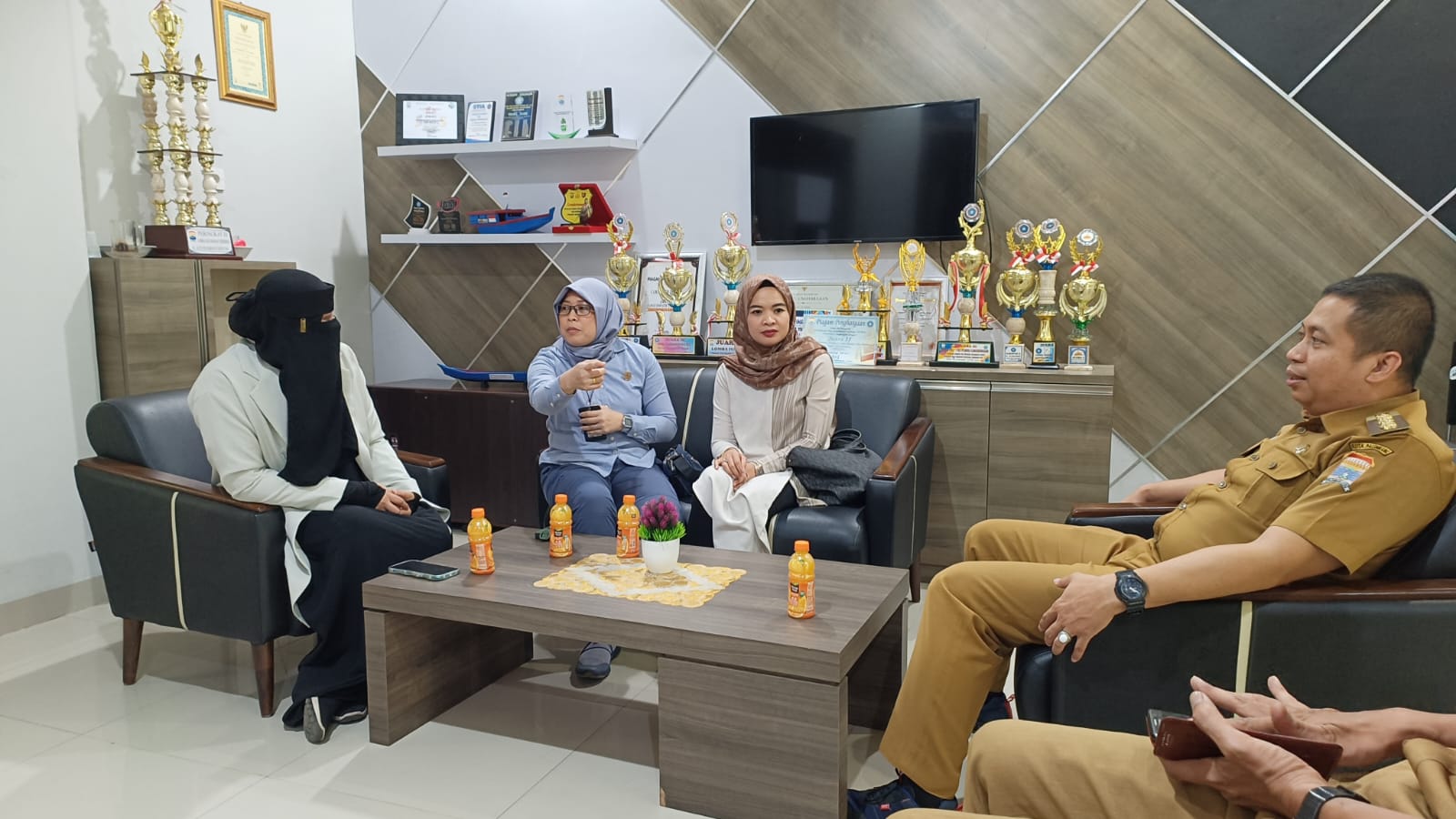 Camat Ilir Timur 1 Palembang Ricky Fernandi Menerima Kunjungan Ketua Komunitas The Women Ultimate (TUW)