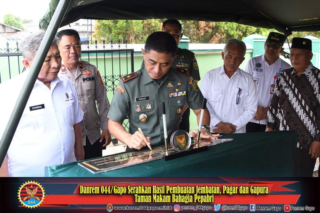 Danrem 044/Gapo Serahkan Hasil Pembuatan Jembatan, Pagar dan Gapura Taman Makam Bahagia Pepabri