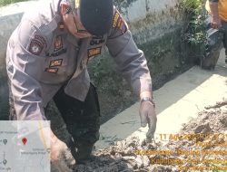 Samapta Polresta Deli Serdang Bantu Warga Perbaiki Irigasi