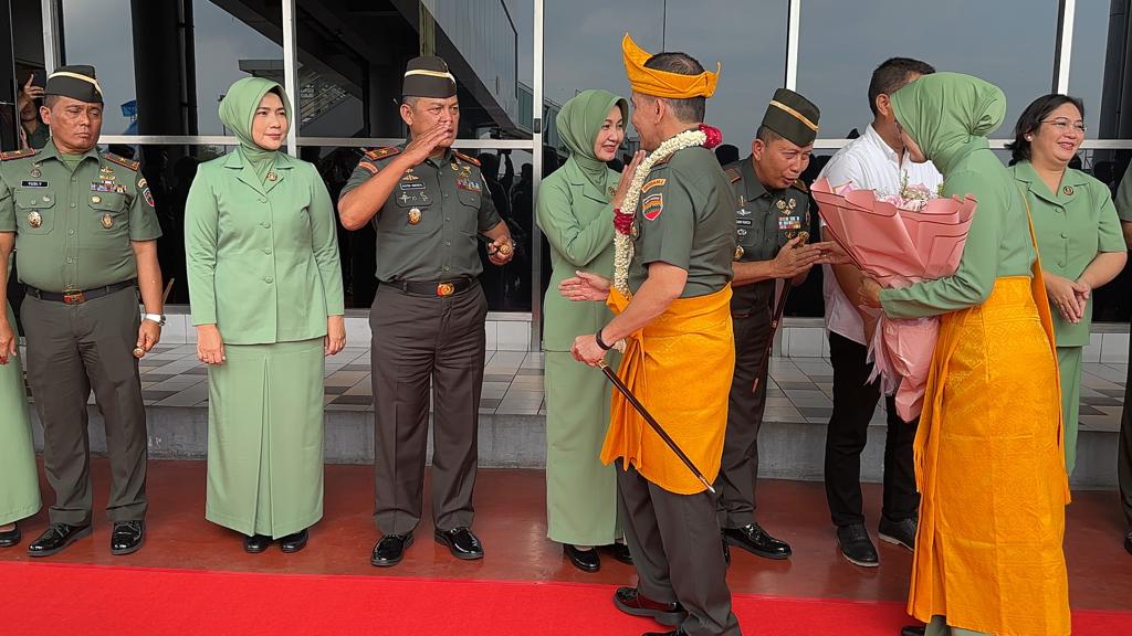 Kapolda Sumut Bersama Forkopimda Sambut Pangdam Baru Di Bandara KNIA
