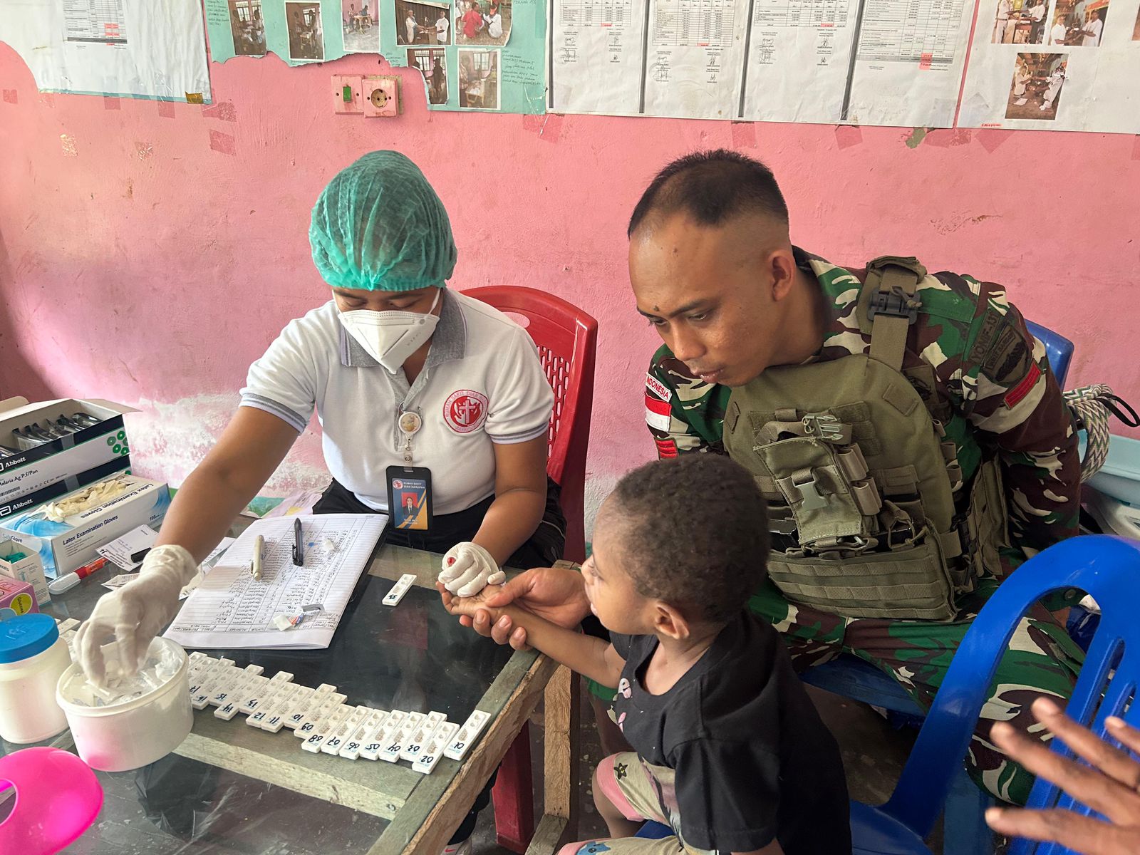 Satgas Yonif 131/Brs Bersama Yayasan Dian Harapan Papua Untuk Berikan Pelayanan Kesehatan Bagi Masyarakat