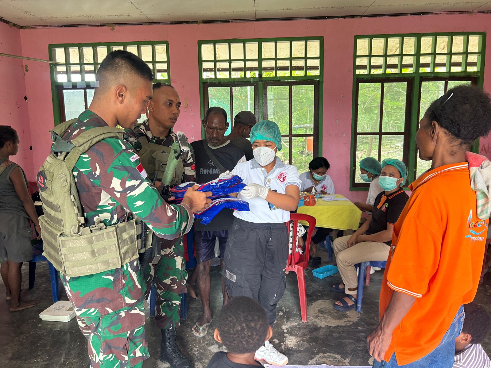 Satgas Yonif 131/Brs Bersama Yayasan Dian Harapan Papua Untuk Berikan Pelayanan Kesehatan Bagi Masyarakat