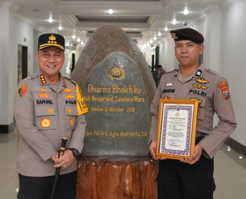 Briptu Johanes Abdi Negoro Sibarani Terima Reward Dari Kapolda Sumut Atas Aksi Heroik Evakuasi Korban Banjir