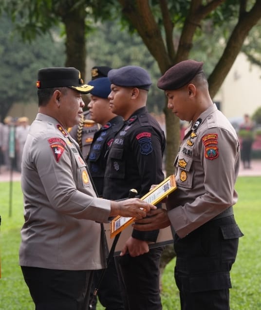 Briptu Johanes Abdi Negoro Sibarani Terima Reward Dari Kapolda Sumut Atas Aksi Heroik Evakuasi Korban Banjir