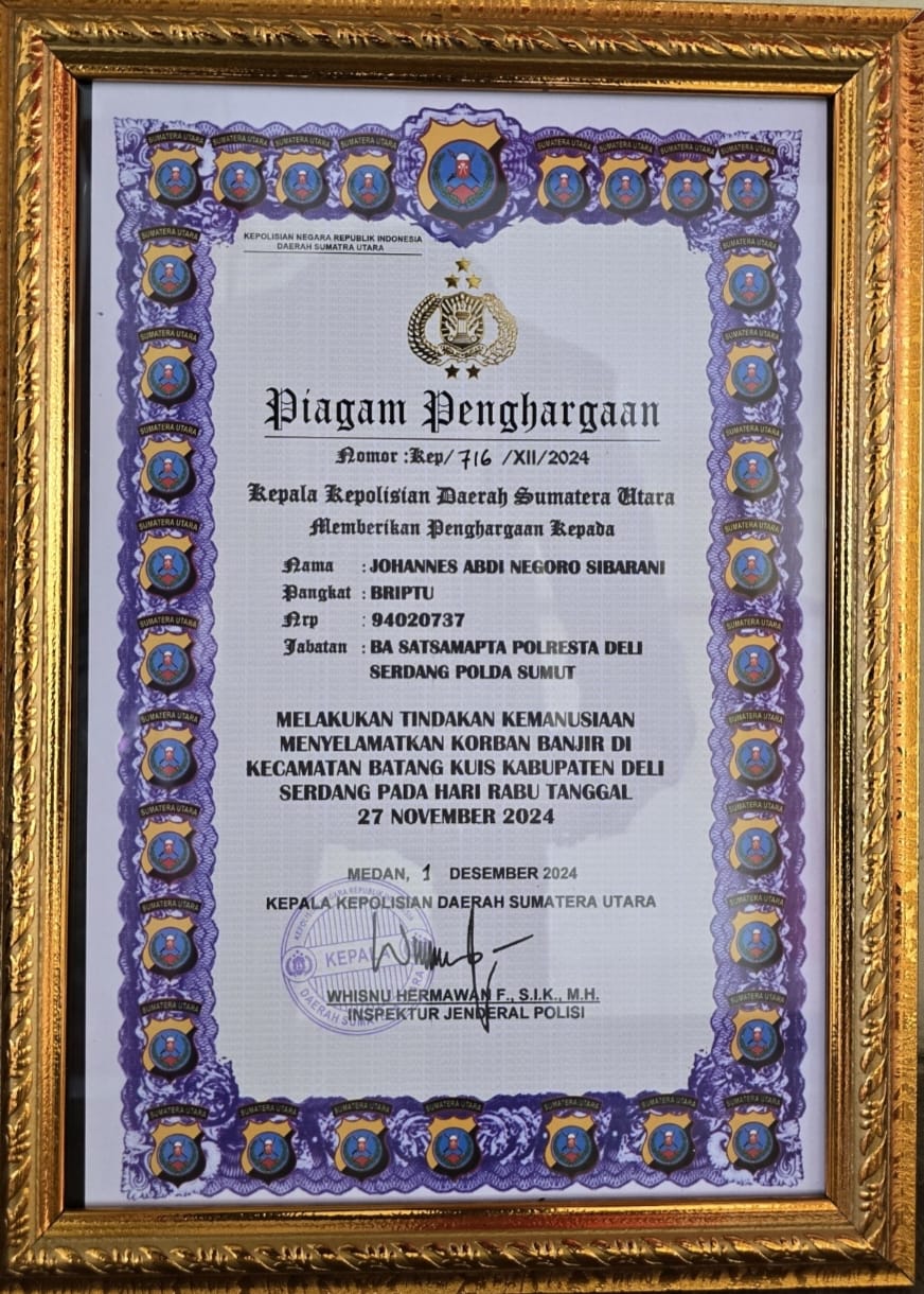 Briptu Johanes Abdi Negoro Sibarani Terima Reward Dari Kapolda Sumut Atas Aksi Heroik Evakuasi Korban Banjir