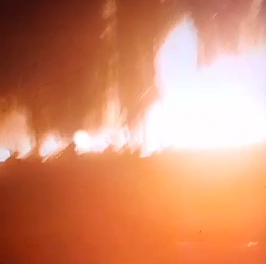 Sumur Tambang Minyak Terbakar di Keluang