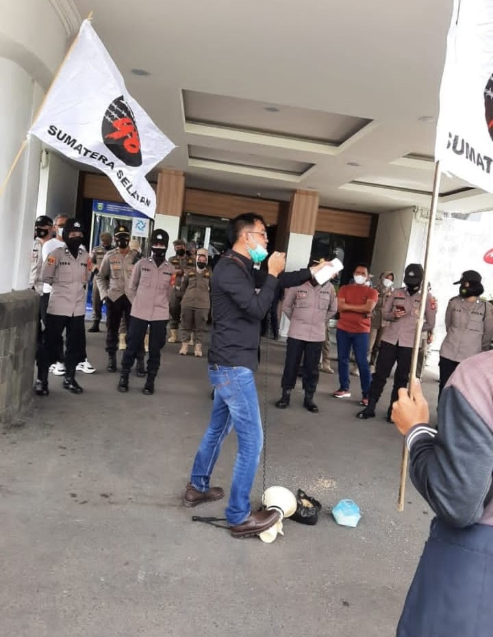 Sumur Tambang Minyak Terbakar di Keluang