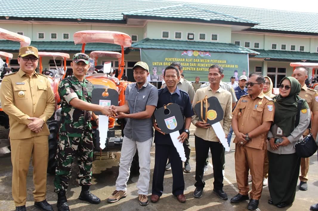 Dandim 0430/BA Bersama Pj. Bupati Banyuasin Serahkan 42 Unit TR4 Dari Kementan ke Poktan