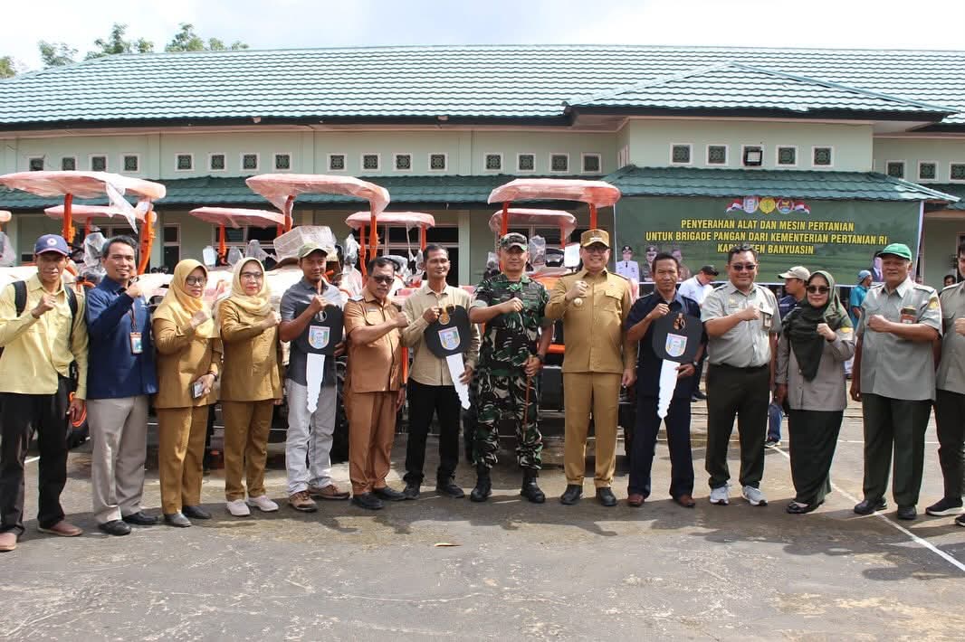 Dandim 0430/BA Bersama Pj. Bupati Banyuasin Serahkan 42 Unit TR4 Dari Kementan ke Poktan