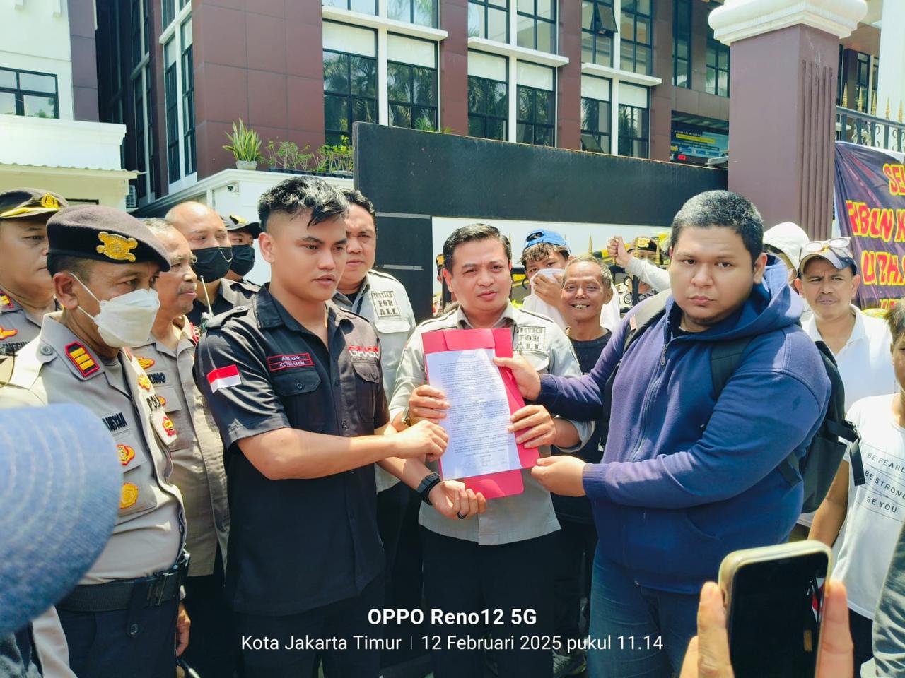 Massa Aksi Sebut Keadilan Dijual! Pak Presiden, Kejaksaan, KPK, Kapolri, Usut Tuntas Mafia Peradilan PTUN!" Massa Aksi Sebut Keadilan Dijual! Pak Presiden, Kejaksaan, KPK, Kapolri, Usut Tuntas Mafia Peradilan PTUN!"