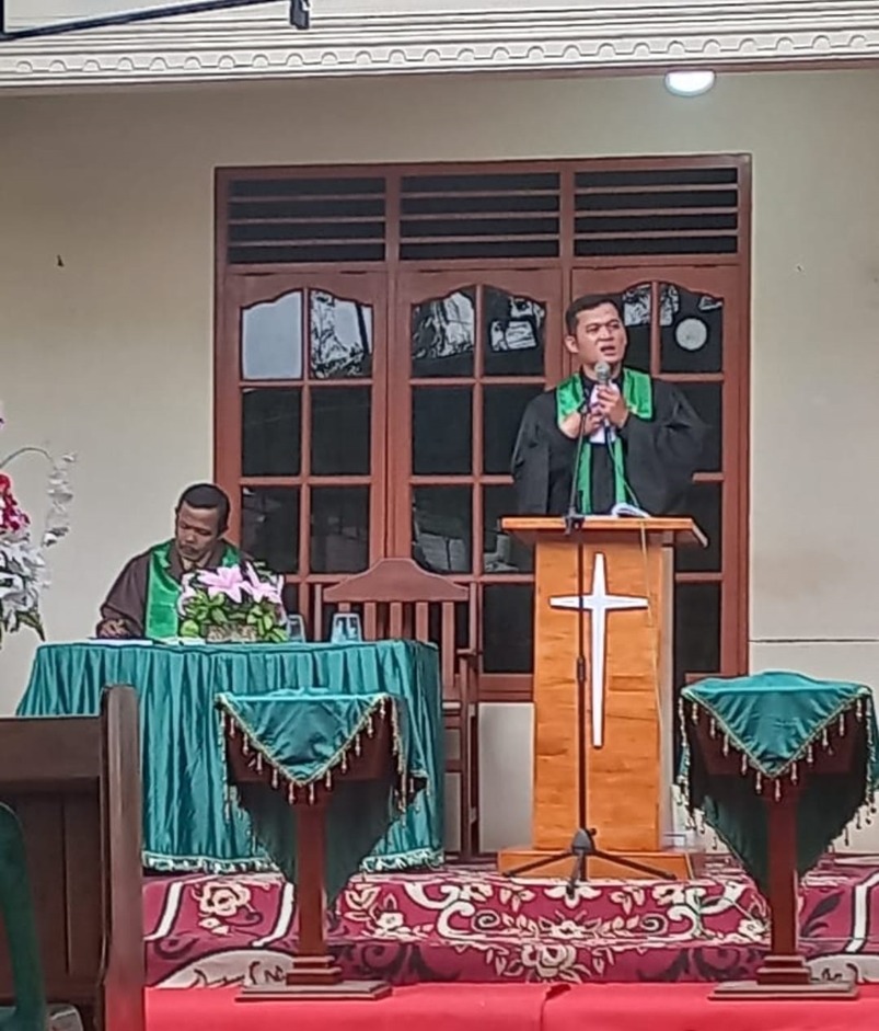 Pendeta Jontra Purba Sampaikan Kotbah Tentang Mengasihi Musuh di GKPI Jemaat Khusus Immanuel Pematangsiantar Pendeta Jontra Purba Sampaikan Kotbah Tentang Mengasihi Musuh di GKPI Jemaat Khusus Immanuel Pematangsiantar