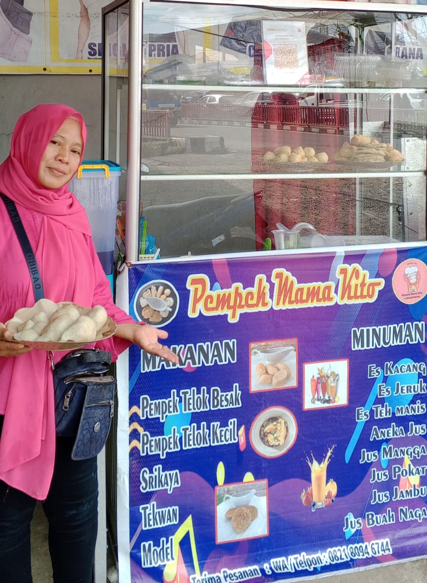 Yuli Apriani Mantan Karyawan PT BMP Grup Beralih Jadi Pedagang Pempek Yang Berhasil