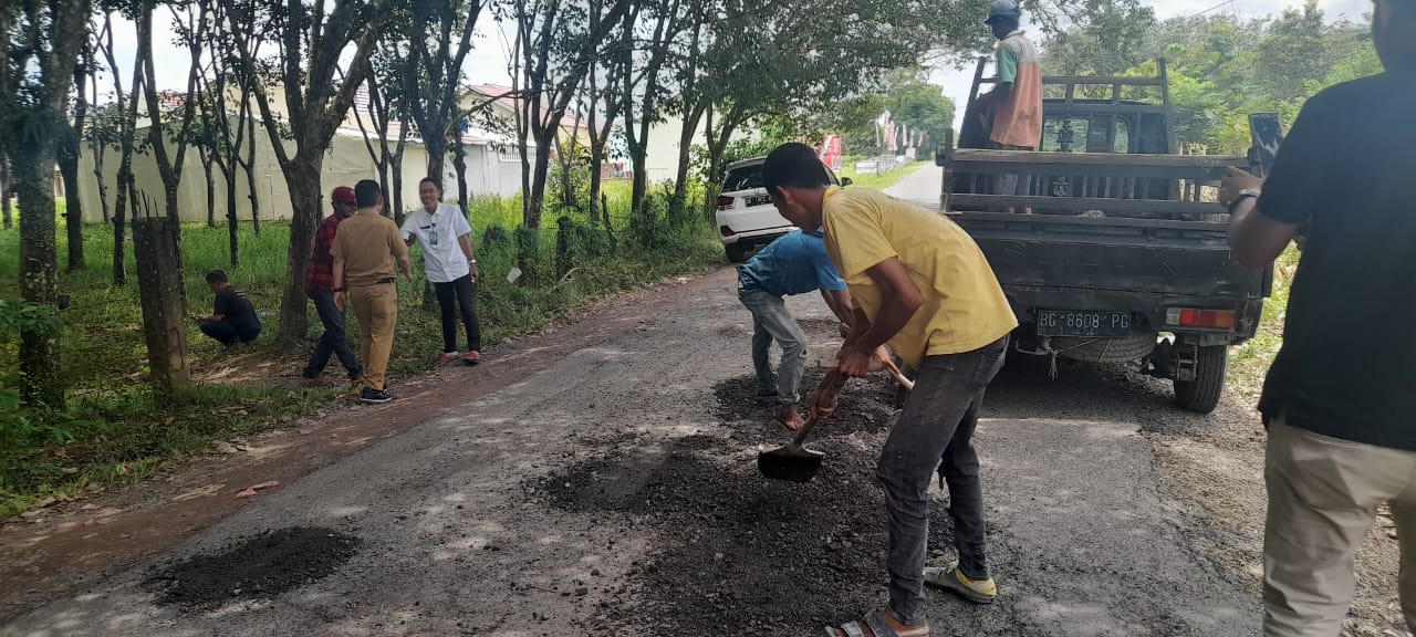 Camat Indralaya Turun ke Lapangan Untuk Membantu Penampalan Jalan yang Rusak