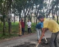 Camat Indralaya Turun ke Lapangan Untuk Membantu Penampalan Jalan yang Rusak