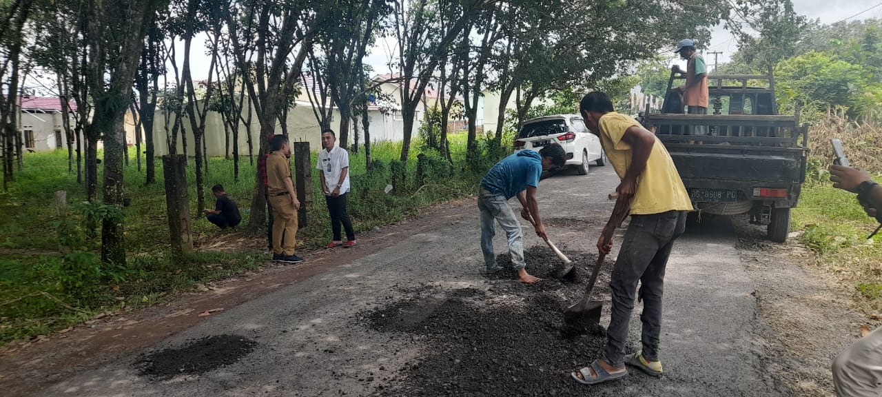 Camat Indralaya Turun ke Lapangan Untuk Membantu Penampalan Jalan yang Rusak