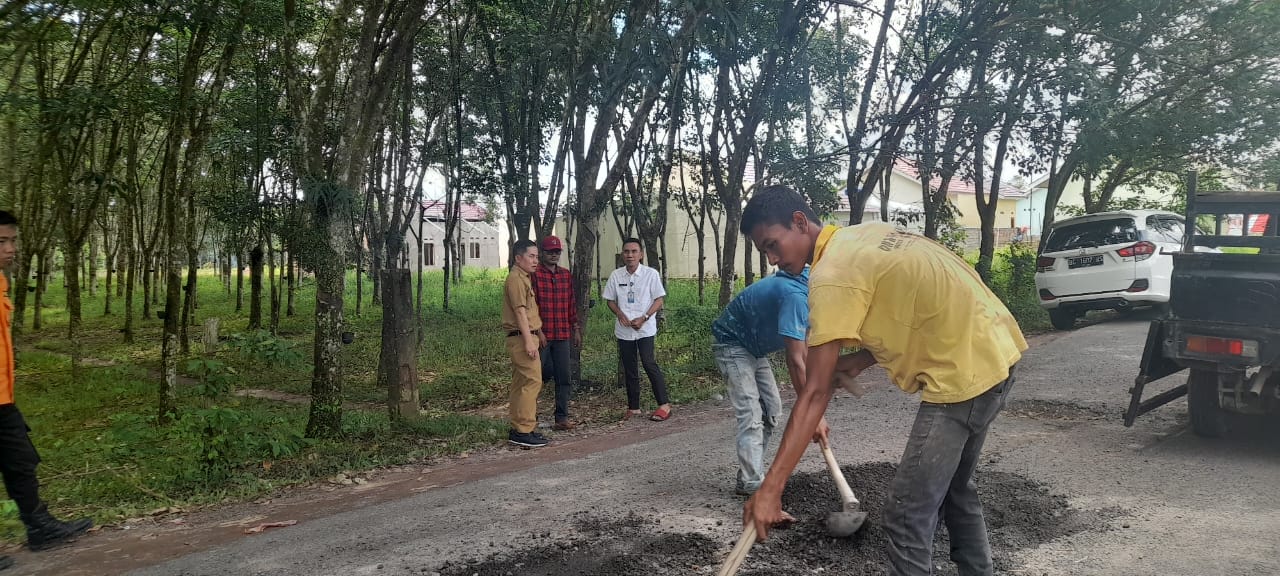 Camat Indralaya Turun ke Lapangan Untuk Membantu Penampalan Jalan yang Rusak