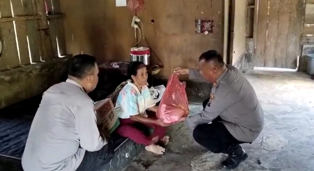 Polsek Jajaran Polresta Deli Serdang Bagikan Baksos Kepada Masyarakat Di Bulan Ramadhan