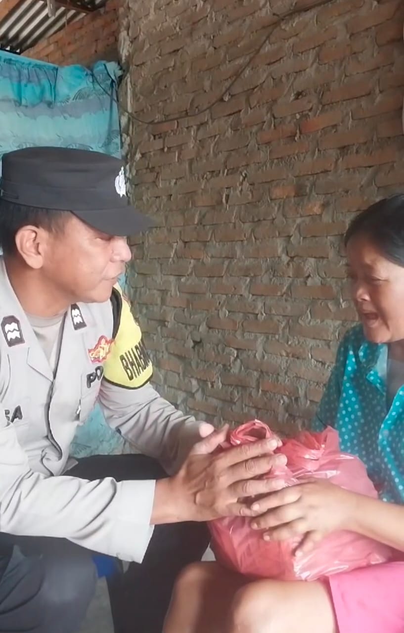 Polsek Jajaran Polresta Deli Serdang Bagikan Baksos Kepada Masyarakat Di Bulan Ramadhan