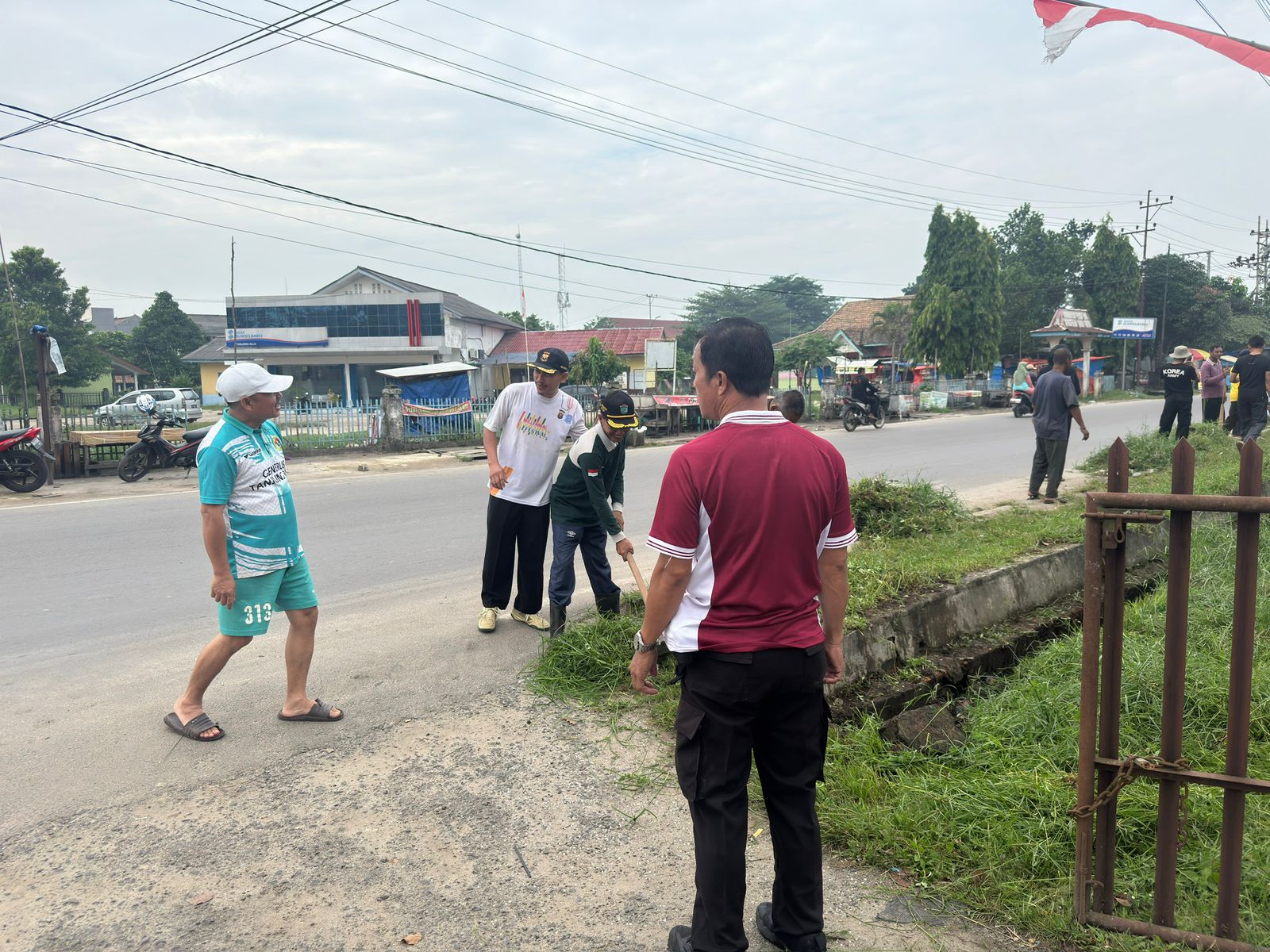 Polsek Tanjung Raja Polres ogan ilir Gelar Bakti Sosial Bersama Mitra Polri Sambut HUT Bhayangkara ke-79