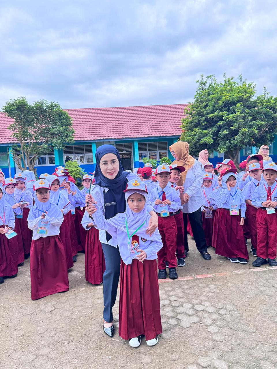 Yunita : Siswa yang Baru Masuk ini Beradaptasi Lingkungannya Yunita : Siswa yang Baru Masuk ini Beradaptasi Lingkungannya