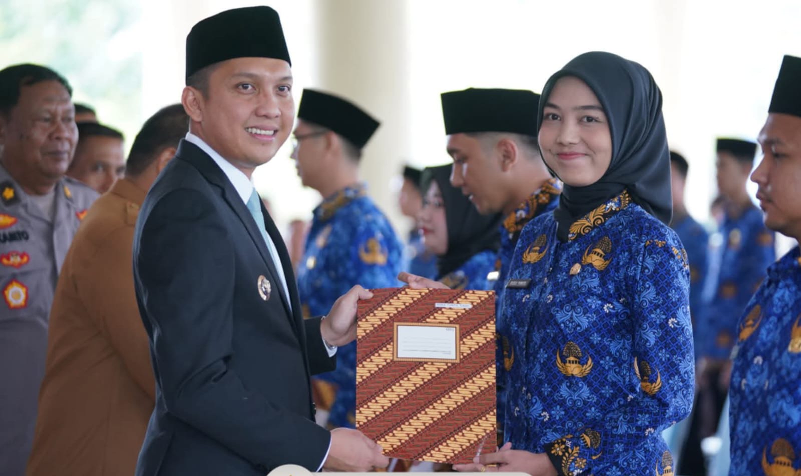 Bupati Ogan Ilir Resmi Melantik 122 CPNS, 99 Tenaga Teknis Dan 33 Nakes Bupati Ogan Ilir Resmi Melantik 122 CPNS, 99 Tenaga Teknis Dan 33 Nakes