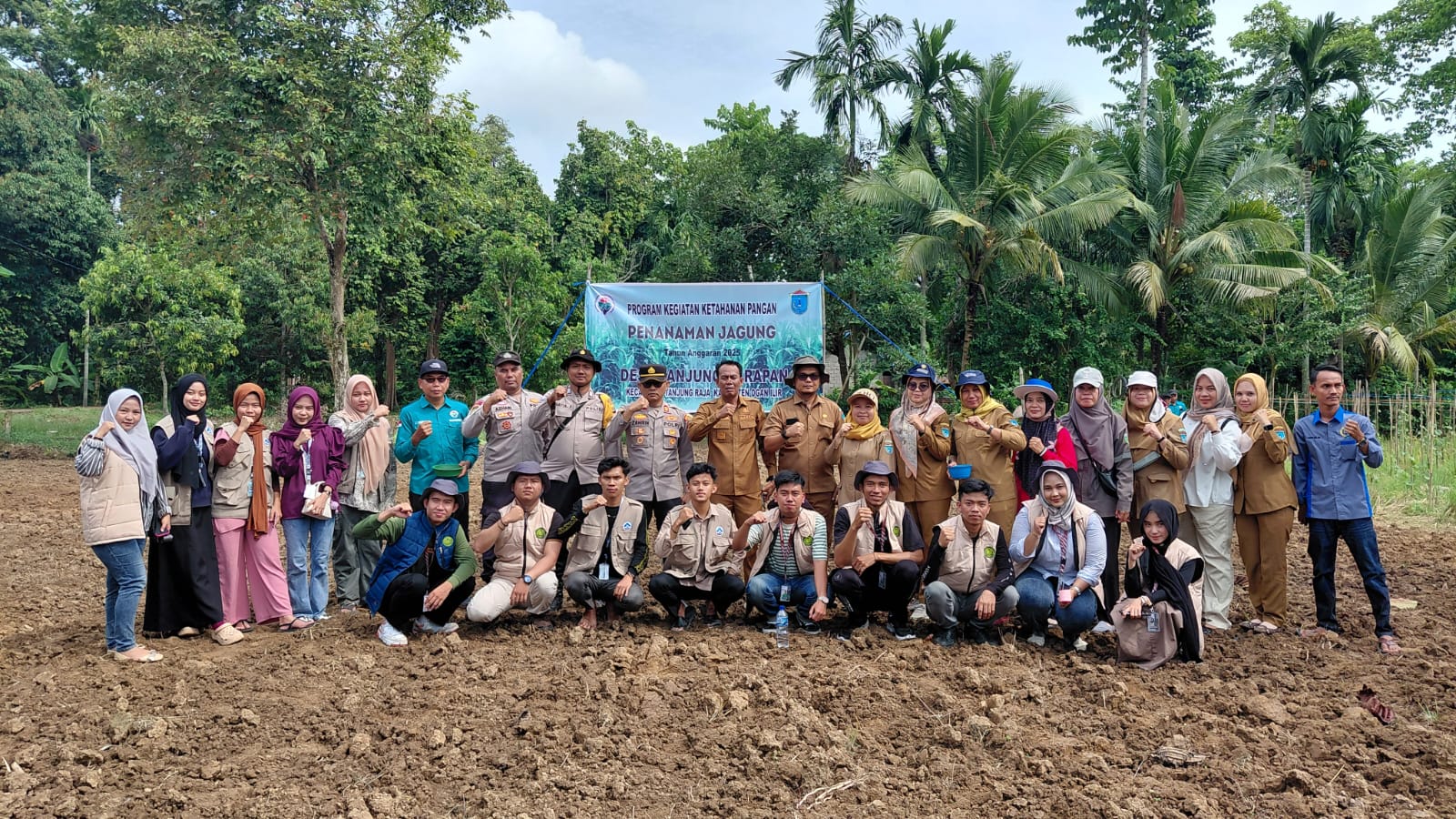 Pemdes Tajung Harapan kecamatan Tanjung Raja Bersama Polsek Tajungraja Melak Sanakan Program Ketahan Pangat Tanam Jagung
