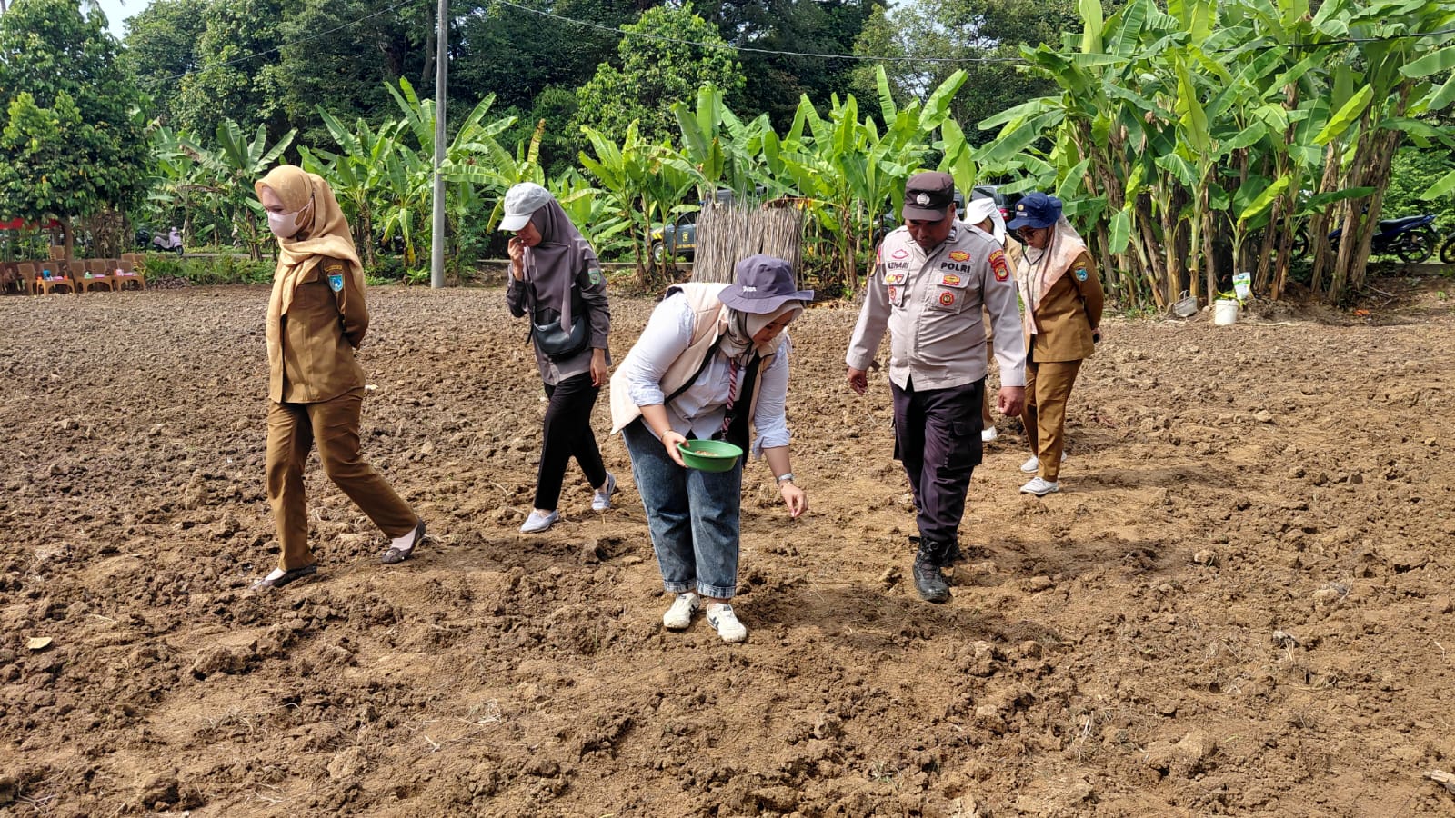 Pemdes Tajung Harapan kecamatan Tanjung Raja Bersama Polsek Tajungraja Melak Sanakan Program Ketahan Pangat Tanam Jagung
