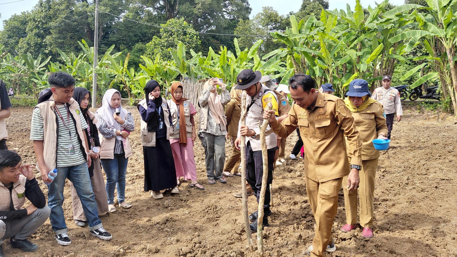 Pemdes Tajung Harapan kecamatan Tanjung Raja Bersama Polsek Tajungraja Melak Sanakan Program Ketahan Pangat Tanam Jagung