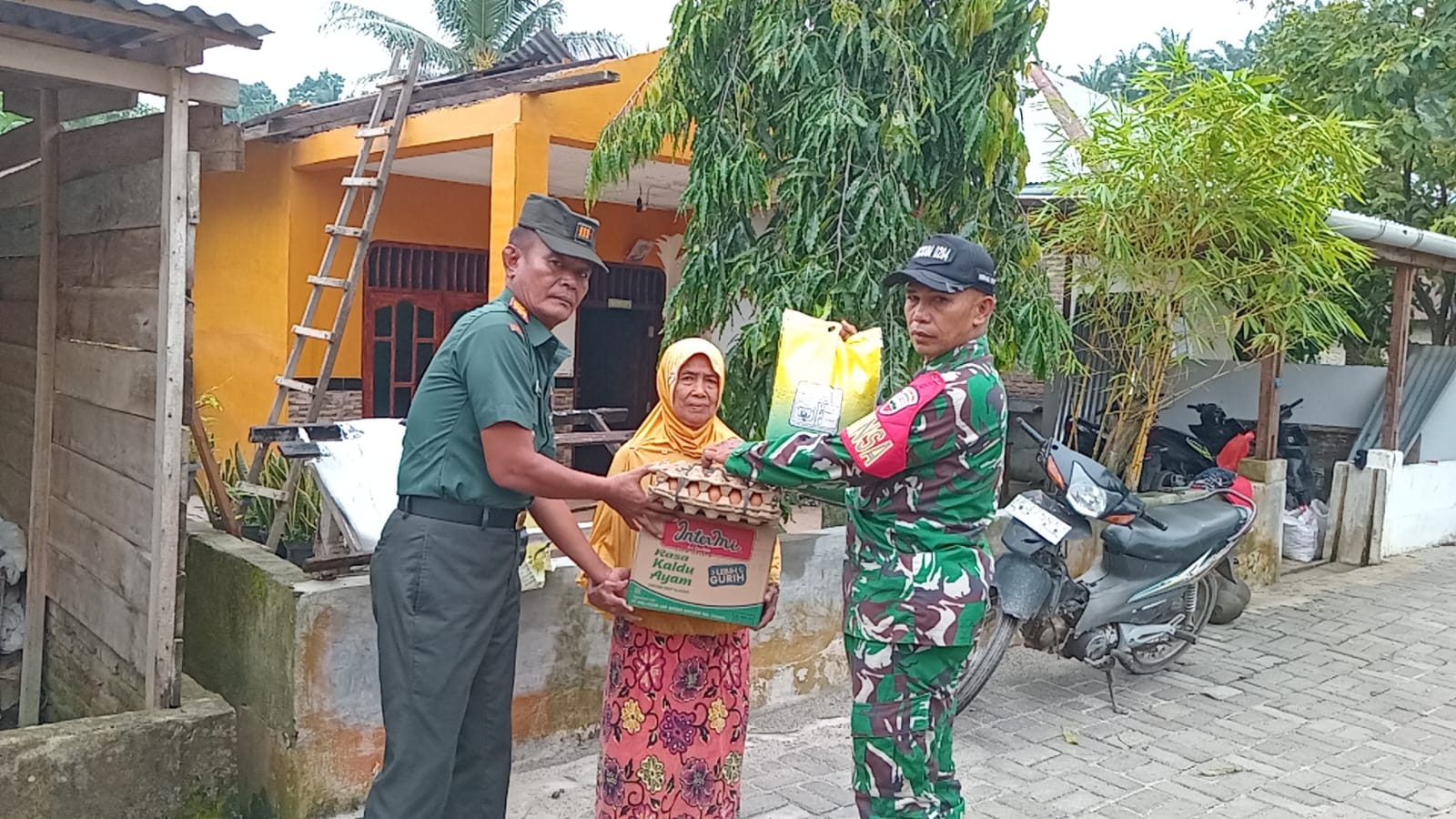 Koramil 19 Bangun Purba Beri Batuan Kepada Masyarakat Terkena Bencana Angin Puting Beliung