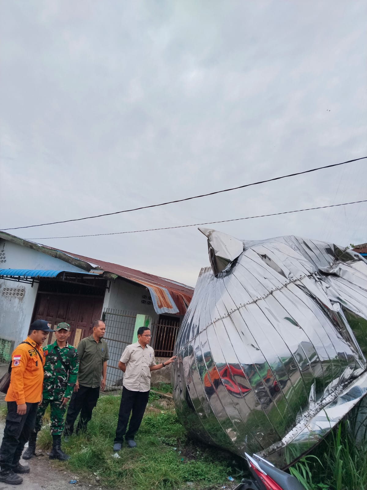 Koramil 19 Bangun Purba Beri Batuan Kepada Masyarakat Terkena Bencana Angin Puting Beliung
