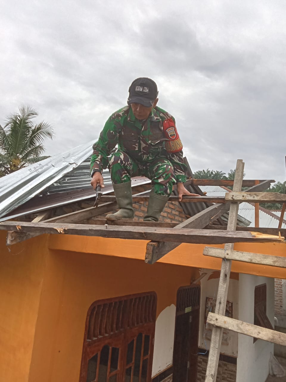 Koramil 19 Bangun Purba Beri Batuan Kepada Masyarakat Terkena Bencana Angin Puting Beliung