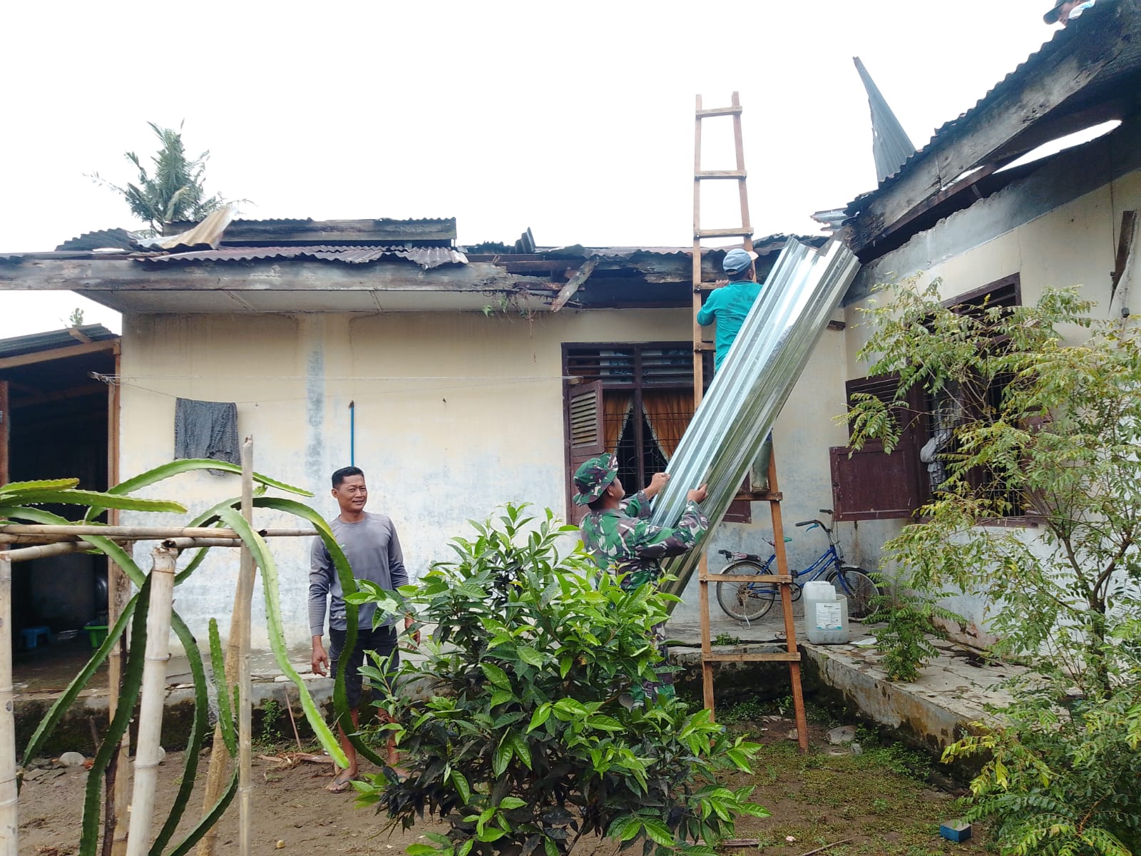 Koramil 19 Bangun Purba Beri Batuan Kepada Masyarakat Terkena Bencana Angin Puting Beliung